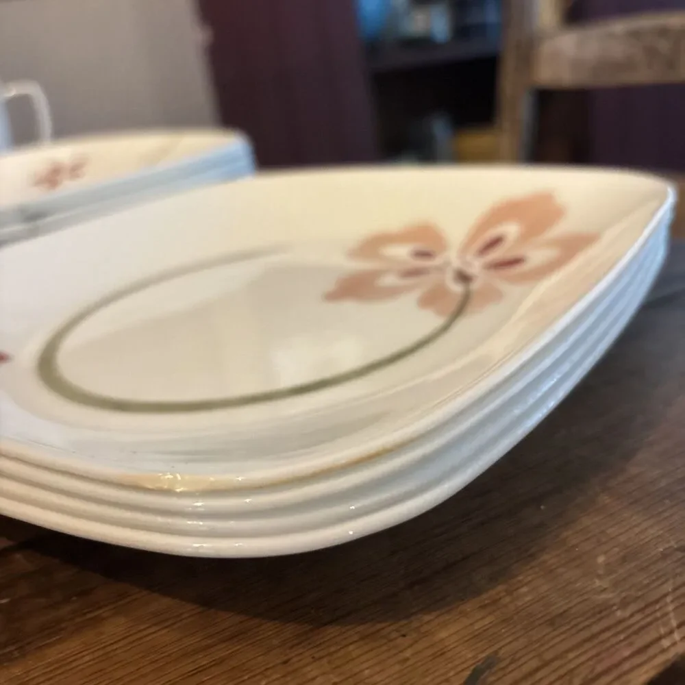 Corelle Pretty Pink 14 piece Set Square Dinnerware Plates, Mugs Floral